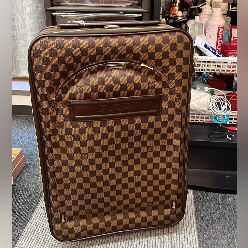 LOUIS VUITTON
Pegase Damier Canvas